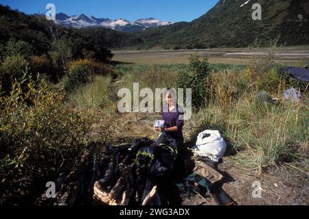 La soleggiata Coulson si accampa nel Katmai National Park, Alaska Foto Stock