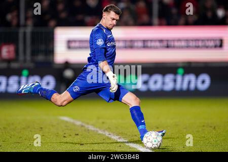 Almere, Paesi Bassi. 2 febbraio 2024. ALMERE, PAESI BASSI - 2 FEBBRAIO: Il portiere Nordin Bakker dell'Almere City FC calza la palla durante la partita olandese Eredivisie tra l'Almere City FC e l'Excelsior Rotterdam allo Yanmar Stadion il 2 febbraio 2024 ad Almere, Paesi Bassi. (Foto di Andre Weening/Orange Pictures) credito: dpa/Alamy Live News Foto Stock
