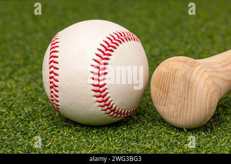 Baseball e mazza di legno. Concetto ricreativo, giovanile e sportivo professionale. Foto Stock