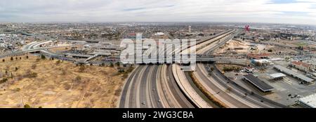 Fotografia aerea panoramica del confine internazionale tra El Paso, Texas (sulla sinistra) e Ciudad Ju‡rez, Messico, in un giorno di copertura. Foto Stock