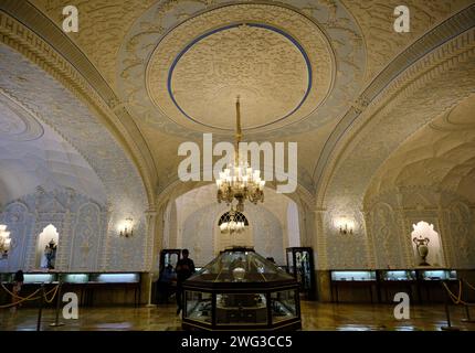 Interni del Palazzo del Golestan e dettagli del lampadario con vista ad angolo basso del Palazzo del Golestan, iran. Foto Stock