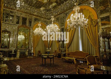 Interni del Palazzo del Golestan e dettagli del lampadario con vista ad angolo basso del Palazzo del Golestan, iran. Foto Stock