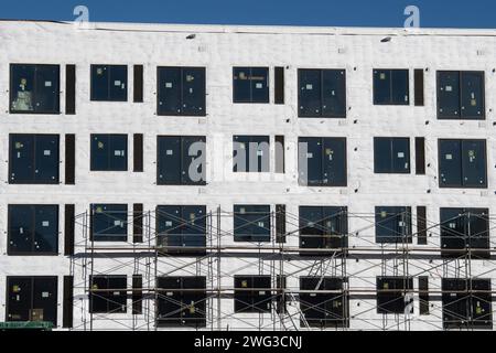 Edificio di appartamenti a basso consumo energetico in costruzione, nel centro di Colorado Springs, Colorado. Barriere antiumidità Tyvec e isolamento, finestre Pella Foto Stock