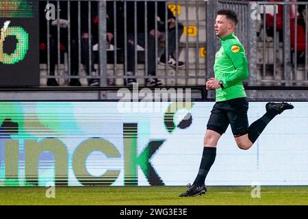 Almere, Paesi Bassi. 2 febbraio 2024. ALMERE, PAESI BASSI - 2 FEBBRAIO: L'arbitro Robin Hensgens si riscalda durante la partita olandese dell'Eredivisie tra l'Almere City FC e l'Excelsior Rotterdam allo Yanmar Stadion il 2 febbraio 2024 ad Almere, Paesi Bassi. (Foto di Andre Weening/Orange Pictures) credito: dpa/Alamy Live News Foto Stock
