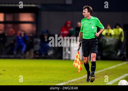 Almere, Paesi Bassi. 2 febbraio 2024. ALMERE, PAESI BASSI - 2 FEBBRAIO: Assistente arbitro Bas van Dongen durante la partita olandese Eredivisie tra Almere City FC e Excelsior Rotterdam allo Yanmar Stadion il 2 febbraio 2024 ad Almere, Paesi Bassi. (Foto di Andre Weening/Orange Pictures) credito: dpa/Alamy Live News Foto Stock