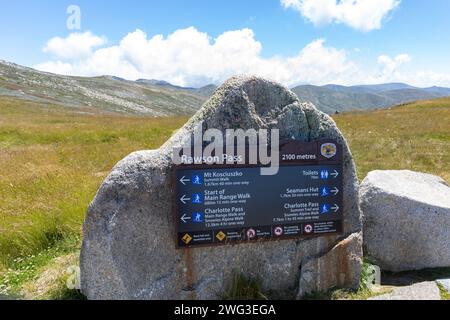 Cartello informativo Dawson Pass vicino alla cima del Monte Kosciusko nel parco nazionale di Kosciusko, NSW, Australia, 2024. Il passo di Dawson ha i bagni più alti dell'Australia Foto Stock