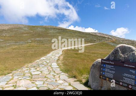 Monte Kosciusko, la montagna più alta dell'Australia continentale vista dal passo Dawson, dove i servizi igienici più alti dell'area australiana, NSW, Australia, 2024 Foto Stock