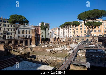 Der largo di Torre Argentina ist ein Platz im Stadtviertel Pigna in Rom auf dem antiken Campus Martius. 1926 1928 begann man mit der systematischen Ausgrabung von Tempeln, die aus der Zeit der Römischen Republik stammen. ROM **** largo di Torre Argentina è una piazza nel quartiere Pigna di Roma sull'antico campo Marzio 1926 1928 inizia a Roma lo scavo sistematico di templi risalenti alla Repubblica Romana Foto Stock