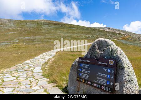 Monte Kosciusko, la montagna più alta dell'Australia continentale vista dal passo Dawson, dove i servizi igienici più alti dell'area australiana, NSW, Australia, 2024 Foto Stock