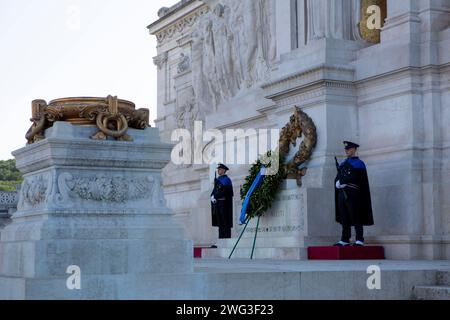 DAS Nationaldenkmal Viktor Emanuels II. Monumento nazionale a Vittorio Emanuele II , auch Vittoriano oder altare della Patria Altar des Vaterlandes genannt, ist ein Nationaldenkmal in Rom, das zu Ehren Viktor Emanuels II, des ersten Königs des vereinigten Italien, errichtet wurde. ROM *** il Monumento nazionale a Vittorio Emanuele II , detto anche Vittoriano o altare della Patria, è un monumento nazionale a Roma eretto in onore di Vittorio Emanuele II , primo re dell'Italia unita Roma Foto Stock