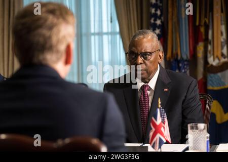 Arlington, Stati Uniti d'America. 31 gennaio 2024. Arlington, Stati Uniti d'America. 31 gennaio 2024. Il Segretario alla difesa degli Stati Uniti Lloyd Austin III, Right, tiene un incontro bilaterale con il Segretario alla difesa britannico Grant Shapps al Pentagono, il 31 gennaio 2024 a Washington, DC Credit: PO1 Alexander Kubitza/DOD/Alamy Live News Foto Stock