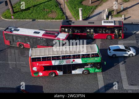 Touristenbusse sind in der Nähe der Piazza Venezia in Rom Italien unterwesg. ROM *** gli autobus turistici sono in corso vicino a Piazza Venezia a Roma Italia Roma Foto Stock