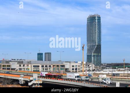 Skyline di Belgrado: Torre di Belgrado e autostrada. Serbia Foto Stock