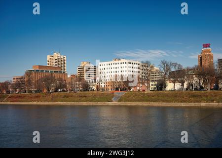 Paesaggio urbano di Harrisburg con il fiume Susquehanna in primo piano, Pennsylvania, Stati Uniti. Foto Stock