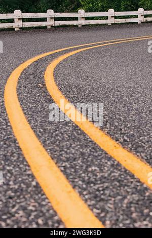Primo piano delle linee divisorie gialle sulla piccola autostrada a due lati Foto Stock