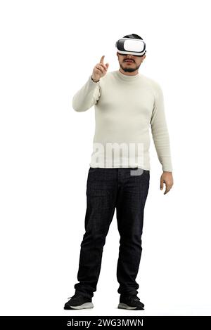 Uomo, a tutta lunghezza, su sfondo bianco, con occhiali VR Foto Stock