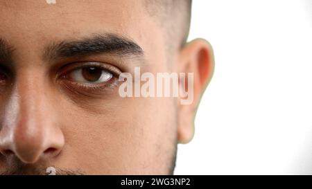 Gli occhi dell'uomo, da vicino, su uno sfondo bianco Foto Stock