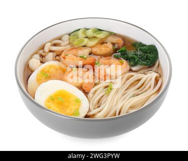 Delizioso ramen con gamberetti e uovo in un recipiente isolato su bianco. Zuppa di noodle Foto Stock