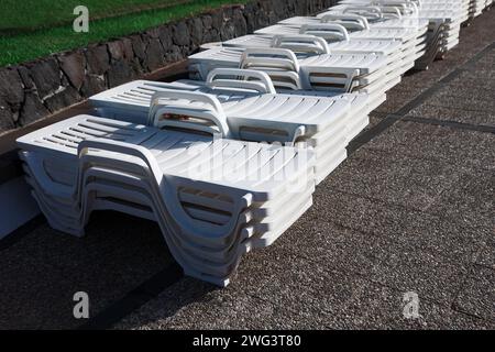 Fila di lettini bianchi a terra nel parco acquatico Foto Stock