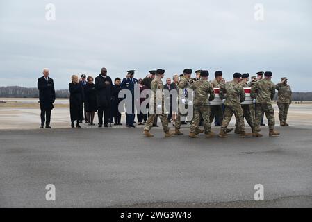 Dover, Stati Uniti. 2 febbraio 2024. I soldati trasportano la bara del loro collega ucciso in un attacco di droni in Giordania da militanti sostenuti dall'Iran per essere collocati in un furgone di trasporto al trasferimento dignitoso. Il presidente DEGLI STATI UNITI Joe Biden e la First Lady Jill Biden partecipano al trasferimento dignitoso dei tre corpi dei soldati di riserva dell'esercito, il sergente William Rivers, il sergente Breonna Moffett e il sergente Kennedy Sanders in uno scrigno di trasferimento con bandiera. Credito: SOPA Images Limited/Alamy Live News Foto Stock