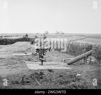 "Quaker Guns" (tronchi usati come tricchi per imitare i cannoni) nelle ex fortificazioni confederate a Manassas Junction Foto Stock