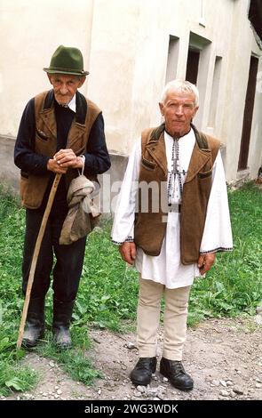 Contea di Sibiu, Romania, circa 1999. Uomini su un vicolo del villaggio che indossano l'abbigliamento tradizionale. Foto Stock