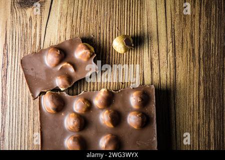 Macro primo piano sulla consistenza del cioccolato al latte alle nocciole nutrizione sfondo dieta Foto Stock