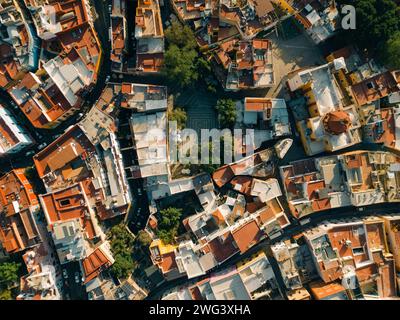 Iperlasso aereo sopra la splendida e magica cittadina di Guanajuato con un tramonto speciale. Foto di alta qualità Foto Stock