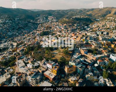 Iperlasso aereo sopra la splendida e magica cittadina di Guanajuato con un tramonto speciale. Foto di alta qualità Foto Stock