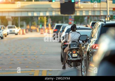 American Street con motociclette e auto all'incrocio con i semafori a Miami, Florida. Trasporto negli Stati Uniti Foto Stock