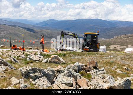 La regione delle montagne innevate del monte Kosciusko, gli operai completano il sentiero in pietra appena sotto la cima della montagna più alta dell'Australia, il nuovo Galles del Sud, in Australia Foto Stock