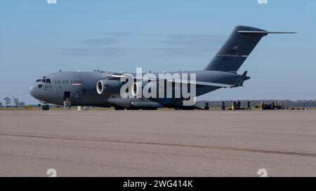 Gli avieri assegnati al 45th and 914th Aeromedical Evacuation Squadron caricano equipaggiamenti su un C-17 Globemaster III assegnato al 89th Airlift Squadron, Wright-Patterson Air Force base, Ohio, a MacDill AFB, Florida, 2 febbraio, 2024. il 45th e il 914th AES hanno partecipato a un'esercitazione che ha migliorato le capacità degli avieri di salvare i guerrieri feriti dal campo di battaglia in un ambiente di schieramento simulato. (Foto dell'aeronautica militare statunitense di Senior Airman Joshua Hastings) Foto Stock