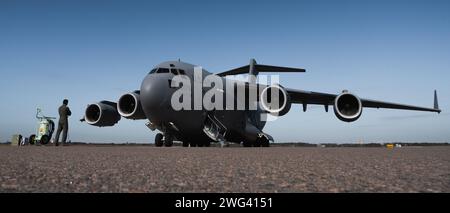 U.S. Air Force Senior Airman Daniel Gallagher, 89th Airlift Squadron loadmaster, prepara un C-17 Globemaster III assegnato al 89th AS, Wright-Patterson Air Force base, Ohio, per il decollo a MacDill AFB, Florida, 2 febbraio 2024. Il 89th AS ha supportato un'operazione di evacuazione con il 45th e il 914th Aeromedical Evacuation Squadron da MacDill e Niagara Falls Air Reserve Station, New York. (Foto dell'aeronautica militare statunitense di Senior Airman Joshua Hastings) Foto Stock