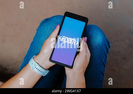 Brasile. 2 febbraio 2024. In questa immagine, il logo dei sistemi EPAM viene visualizzato sullo schermo di uno smartphone. Credito: SOPA Images Limited/Alamy Live News Foto Stock