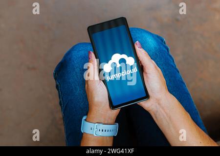 Brasile. 2 febbraio 2024. In questa immagine, il logo JumpCloud viene visualizzato sullo schermo di uno smartphone. Credito: SOPA Images Limited/Alamy Live News Foto Stock