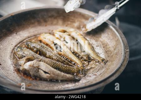 Da vicino il pesce bolinao fritto, che mostra l'autentica vita quotidiana filippina, il cibo e la cultura nelle Filippine Foto Stock