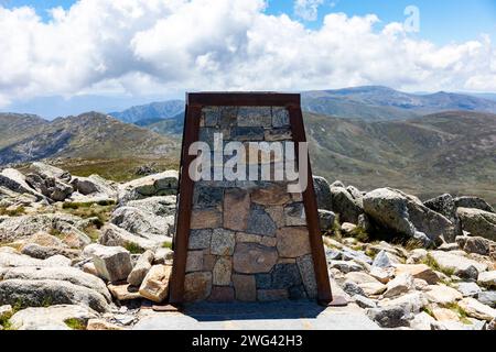 Punto continentale più alto dell'Australia, trig sul Monte Kosciusko nel Parco Nazionale di Kosciusko, NSW, Australia, estate 2024 Foto Stock