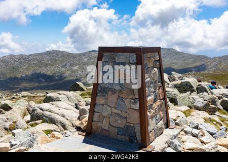 Punto continentale più alto dell'Australia, trig sul Monte Kosciusko nel Parco Nazionale di Kosciusko, NSW, Australia, estate 2024 Foto Stock