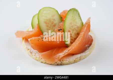 Torte di riso con formaggio spalmabile, salmone e cetriolo Foto Stock