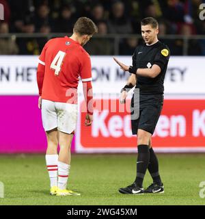 Venlo, Paesi Bassi. 2 febbraio 2024. VENLO, 2-2-2024, De Koel Stadium, Dutch Keukenkampioendivisie Football Season 2023/2024. VVV - Jong PSV. L'arbitro Thomas Hardeman avverte il giocatore di Jong PSV Wessel Kuhn Credit: Pro Shots/Alamy Live News Foto Stock