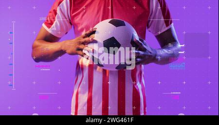L'uomo afroamericano tiene un pallone da calcio, con spazio copia Foto Stock