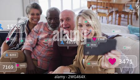 Immagine di icone multimediali su diversi gruppi di anziani che scattano selfie Foto Stock