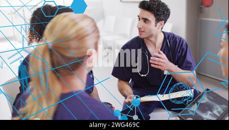 Immagine dell'elaborazione dei dati medici su diversi medici Foto Stock