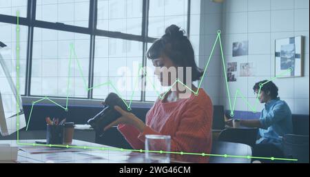 Immagine del trattamento dei dati su una donna d'affari asiatica che lavora in ufficio Foto Stock