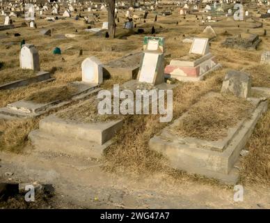 Lapidi e Graves nel cimitero musulmano in Pakistan Foto Stock