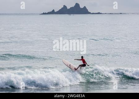 Provincia di Aurora, Filippine. 3 febbraio 2024. Rico Dumaguin, delle Filippine, gareggia durante le Longboard Qualifying Series 3000 alla World Surf League Baler International Pro nella provincia di Aurora, nelle Filippine, il 3 febbraio 2024. Crediti: Rouelle Umali/Xinhua/Alamy Live News Foto Stock