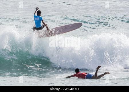 Provincia di Aurora, Filippine. 3 febbraio 2024. Mark Serjay Aguila (R) e Justin Ebueza delle Filippine gareggiano durante la Longboard Qualifying Series 3000 alla World Surf League Baler International Pro nella provincia di Aurora, nelle Filippine, il 3 febbraio 2024. Crediti: Rouelle Umali/Xinhua/Alamy Live News Foto Stock