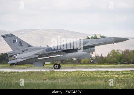 KONYA, TURKIYE - 9 MAGGIO 2023: Pakistan Air Force Lockheed Martin F-16C Fighting Falcon (JE-4) atterraggio all'aeroporto di Konya durante Anatolian Eagle Air for Foto Stock