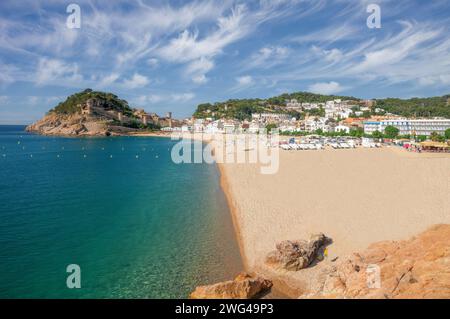 Spiaggia in località balneare di Tossa de Mar in Costa Brava, Catalogna, Spagna Foto Stock