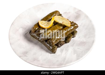 Foglie di uva ripiene di olio d'oliva. Prelibatezze della cucina turca. Deliziose foglie di uva ripiene isolate su sfondo bianco Foto Stock